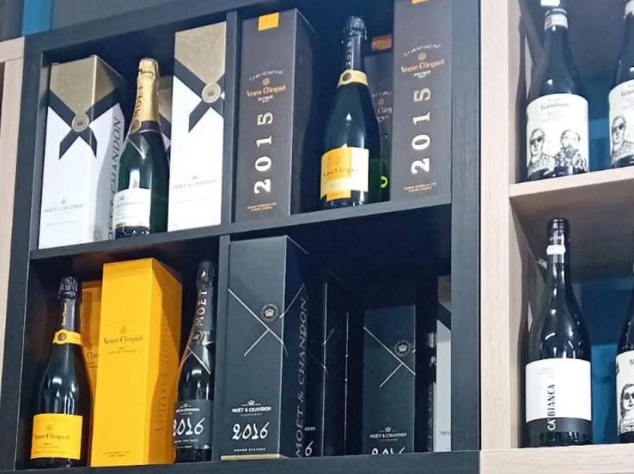Champagne e vini in esposizione da Il Bibitaio